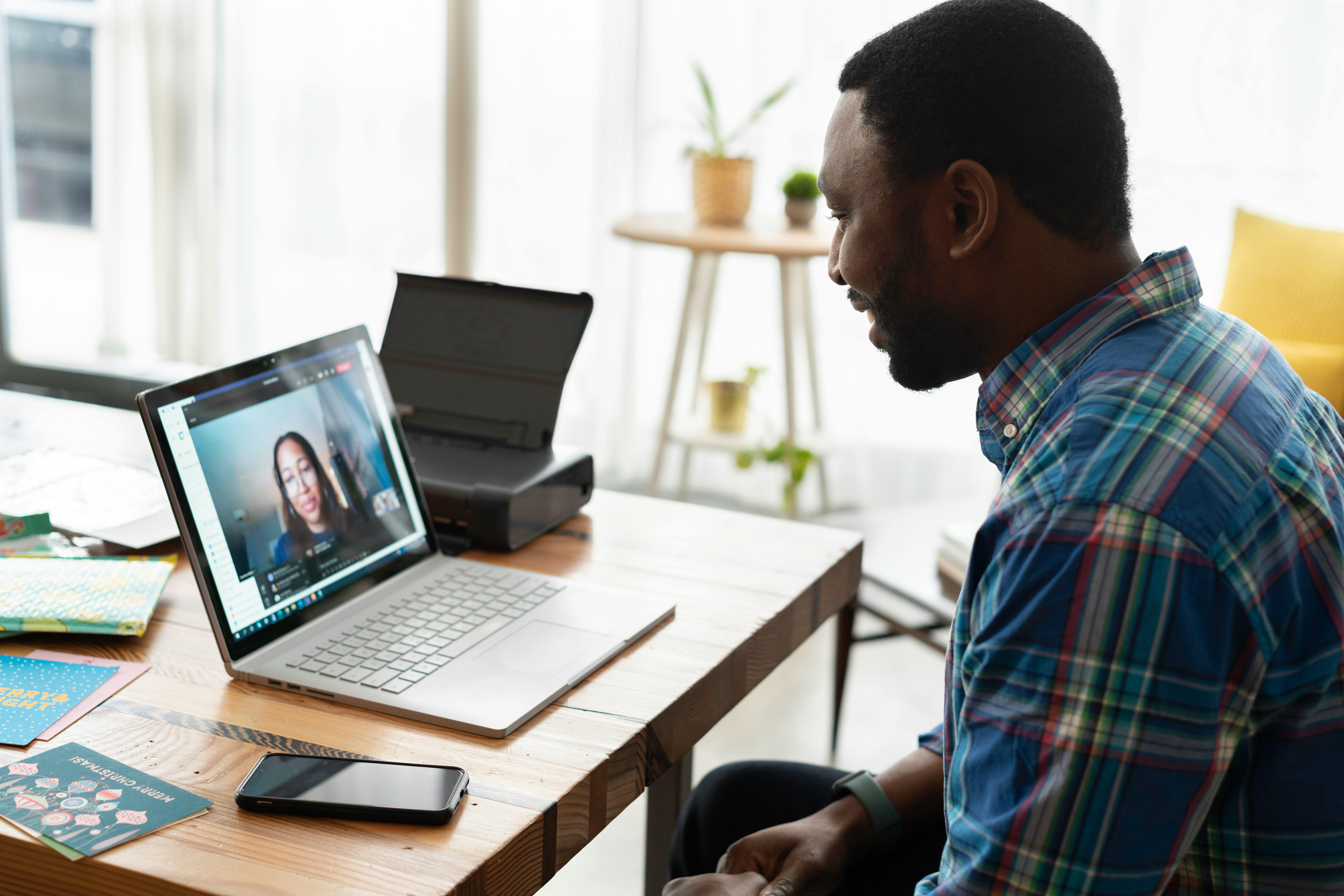 linkedin-sales-solutions-6ie6OjshvWg-unsplash-min